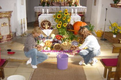Mädchen der Trachtenjugend schmückten Erntedank-Altar